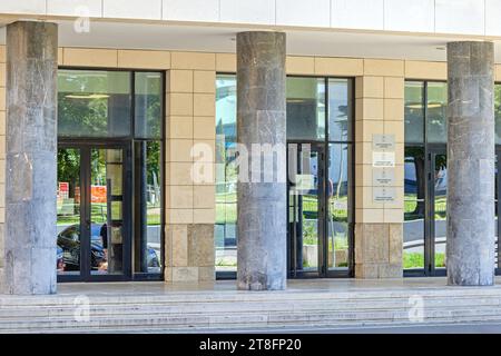 Belgrad, Serbien - 13. August 2023: Eingang zum Gerichtsgebäude des ersten und zweiten Bezirks und zum Bürogebäude der Staatsanwaltschaft in der Hauptstadt. Stockfoto