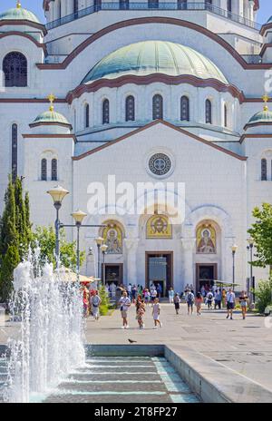 Belgrad, Serbien - 13. August 2023: Wasserbrunnen vor dem Sava-Tempel auf dem Vracar-Plateau in der Hauptstadt Sommertag. Stockfoto