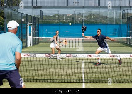 Ein junges Paar spielt Padel-Tennis. Stockfoto