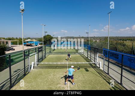 Zwei Männer spielen Padel im Club Robinson, Ugento, Apulien, Italien Stockfoto