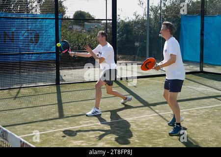 Zwei Männer spielen Nadel. Stockfoto