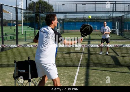 Ausbilder in einem Padel Camp, Club Robinson, Ugento, Apulien, Italien Stockfoto