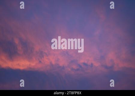 Violetter und oranger Wolkenhintergrund Stockfoto