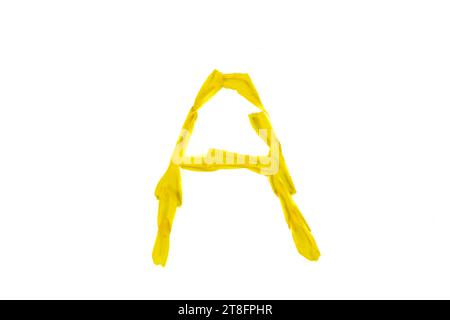 Buchstabe A aus Damiana-Blütenblättern auf weißem Hintergrund Stockfoto