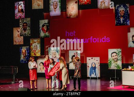 Rotterdam, Niederlande. November 2023. Königin Maxima der Niederlande im Theater Zuidplein in Rotterdam, 20-11-2023 Foto: Albert Nieboer Credit: dpa/Alamy Live News Stockfoto