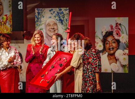 Rotterdam, Niederlande. November 2023. Königin Maxima der Niederlande im Theater Zuidplein in Rotterdam, 20-11-2023 Foto: Albert Nieboer Credit: dpa/Alamy Live News Stockfoto