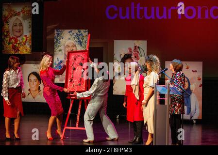 Rotterdam, Niederlande. November 2023. Königin Maxima der Niederlande im Theater Zuidplein in Rotterdam, 20-11-2023 Foto: Albert Nieboer Credit: dpa/Alamy Live News Stockfoto