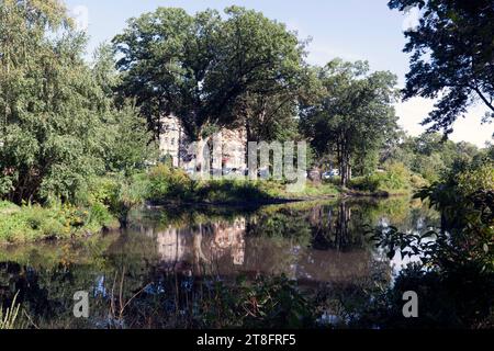 Reflexion eines Wohnblocks, 219-227 Park Drive, im Muddy River, Boston, Massachusetts Stockfoto