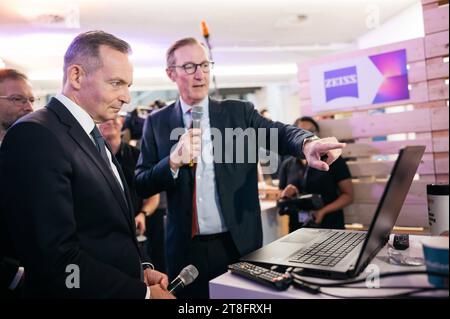 Digital Gipfel des Bundes 2023 in Jena am 20.11.2023 Ausstellung im Foyer der Friedrich-Schiller-Universität Jena links: Bundesminister für digitales und Verkehr Volker Wissing FDP, Porträt am Mikrofon am Stand von Zeiss Campus FSU *** digitaler Bundesgipfel 2023 in Jena am 20 11 2023 Ausstellung im Foyer der Friedrich-Schiller-Universität Jena links Bundesminister für digitale Angelegenheiten und Verkehr Volker Wissing FDP, Porträt am Mikrofon am Zeiss Campus FSU Stand Credit: Imago/Alamy Live News Stockfoto