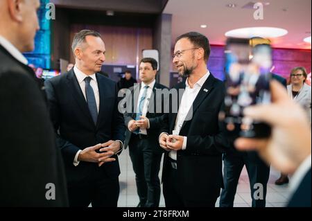 Digital Gipfel des Bundes 2023 in Jena am 20.11.2023 Ausstellung im Foyer der Friedrich-Schiller-Universität Jena v.li. Bundesminister für digitales und Verkehr Volker Wissing FDP mit Oberbürgermeister Dr. Thomas Nitzsche Jena, FDP Campus FSU *** Bundesdigitalgipfel 2023 in Jena am 20 11 2023 Ausstellung im Foyer der Friedrich-Schiller-Universität Jena V li Bundesminister für digitale Angelegenheiten und Verkehr Volker Wissing FDP mit Oberbürgermeister Dr. Thomas Nitzsche Jena, FDP Campus FSU Credit: Imago/Alamy Live News Stockfoto