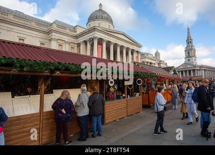 London, England, Großbritannien. November 2023. Besucher werden auf dem Weihnachtsmarkt vor der National Gallery am Trafalgar Square gesehen. (Kreditbild: © Tayfun Salci/ZUMA Press Wire) NUR REDAKTIONELLE VERWENDUNG! Nicht für kommerzielle ZWECKE! Quelle: ZUMA Press, Inc./Alamy Live News Stockfoto