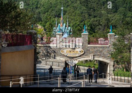 Hongkong, Hongkong. November 2023. Eine allgemeine Ansicht zeigt den Eingang von World of Frozen im Hong Kong Disneyland am 20. November 2023 in Hong Kong, China. Heute eröffnet Hong Kong Disneyland offiziell seine World of Frozen Attraction. Es ist das weltweit erste „Frozen“-Themenland. (Foto: Vernon Yuen/NurPhoto) Credit: NurPhoto SRL/Alamy Live News Stockfoto