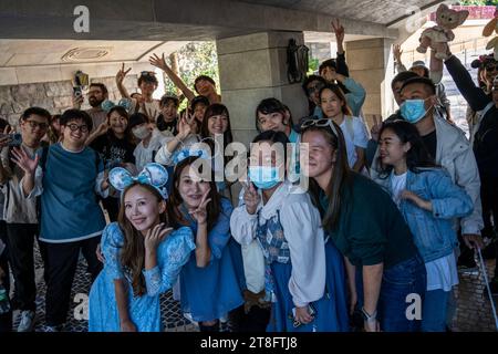 Hongkong, Hongkong. November 2023. Am 20. November 2023 posierten die Leute für ein Foto am Eingang von World of Frozen im Hong Kong Disneyland in Hong Kong, China. Heute eröffnet Hong Kong Disneyland offiziell seine World of Frozen Attraction. Es ist das weltweit erste „Frozen“-Themenland. (Foto: Vernon Yuen/NurPhoto) Credit: NurPhoto SRL/Alamy Live News Stockfoto