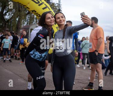 Belgrad, Serbien, 4. November 2023: Zwei Athletinnen machen ein gemeinsames Selfie kurz vor dem Start des Benefizlaufes „Zajedno za Vasilija“ Stockfoto