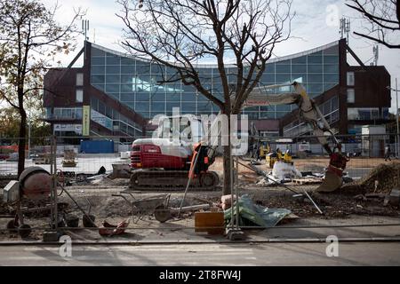 Belgrad, Serbien, 19. November 2023: Wiederaufbau des Parkplatzes vor dem Sportzentrum Pinki in Zemun Stockfoto