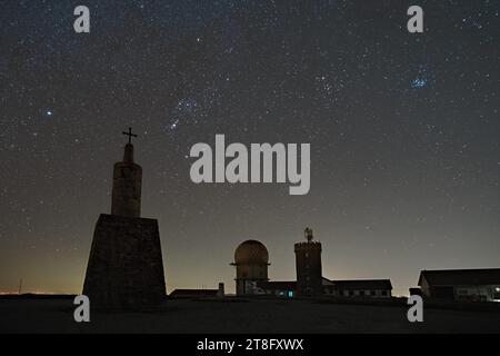 Winter-Milchstraße mit Orion-Sternbild über Torre, dem höchsten Berg im Parque Natural da Serra da Estrela, Loriga, Portugal Stockfoto