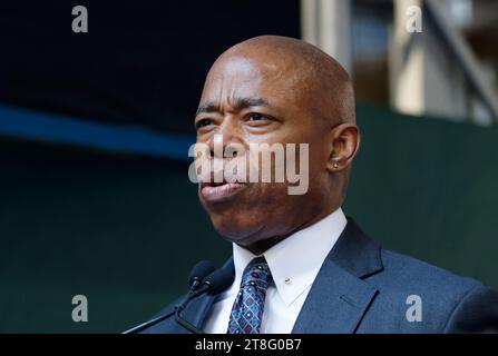 New York, Usa. November 2023. Der Bürgermeister von New York City, Eric Adams, spricht am Montag, den 20. November 2023 bei der Richtungszeremonie des JP Morgan Chase Tower auf der Park Avenue in New York City. Quelle: UPI/Alamy Live News Stockfoto