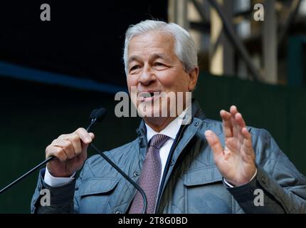 New York, Usa. November 2023. Jamie Dimon, CEO von JPMorgan Chase, spricht am Montag, den 20. November 2023 bei der Richtungszeremonie des JP Morgan Chase Tower in der Park Avenue in New York City. Quelle: UPI/Alamy Live News Stockfoto