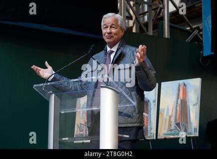 New York, Usa. November 2023. Jamie Dimon, CEO von JPMorgan Chase, spricht am Montag, den 20. November 2023 bei der Richtungszeremonie des JP Morgan Chase Tower in der Park Avenue in New York City. Quelle: UPI/Alamy Live News Stockfoto