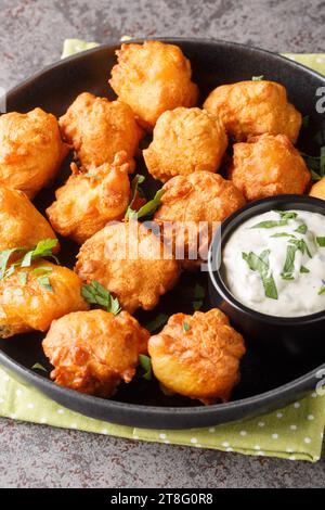 Hausgemachte Deep Fried Hush Puppy Corn Fritters Nahaufnahme auf dem Teller auf dem Tisch. Vertikal Stockfoto