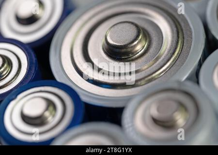 Batterien und Akkumulatoren in Nahaufnahme Stockfoto