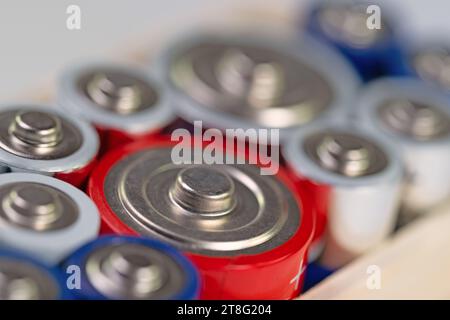 Batterien und Akkumulatoren in Nahaufnahme Stockfoto