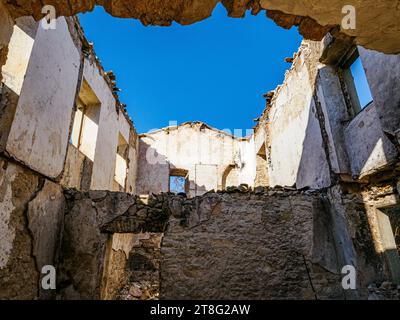 Ruine im teilweise verlassenen Dorf Alte Perithia (Palea Peritheia) an den hohen Hängen des Pandokratoras in Korfu Griechenland Stockfoto