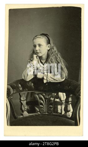 Original viktorianischer CDV des jungen Alice in Wonderland Look-like Girl. Sie trägt eine Halskette aus weißen Perlen und ein Kreuz. Aus dem Studio von John Waller, Pier Portrait Rooms, Whitby, Yorkshire, England, Großbritannien ca. 1865. Stockfoto