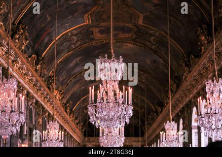 Kristalllüster im Schloss Versailles Stockfoto