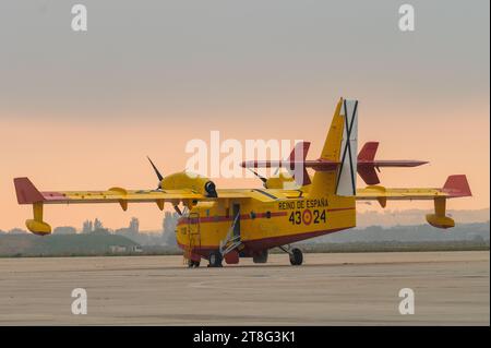 Ein Flugzeug des Typs Bombardier CL-215T/415, das Waldbrände löscht, ist auf der Landebahn des Luftwaffenstützpunktes Torrejon de Ardoz zu sehen. Stockfoto