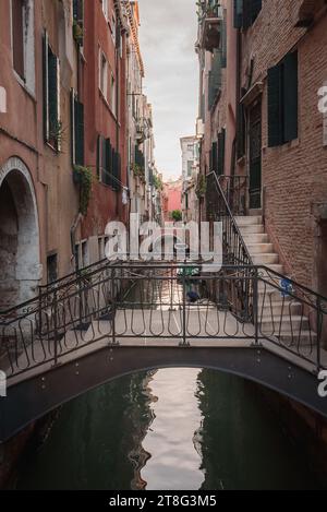 Malerische Brücke über den Kanal in Venedig, Italien, mit unspezifiziertem architektonischen Stil und Umgebung Stockfoto