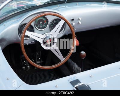 Innenraum eines Sportwagens Porsche 550 Spyder – eine leichte, schnelle Ikone aus den 1950er Jahren Ein Auto, in dem James Dean auf der Route 466 in C ein tragisches Ende fand Stockfoto