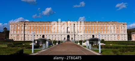 Caserta, Italien, 6. november 2023 - Vorderseite des Königspalastes von Caserta (Reggia di Caserta) Stockfoto