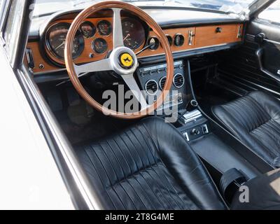 1960er Ferrari 330 GT Innenraum Lenkrad und Armaturenbrett. Nizza, Frankreich - 8. Juni 2023. Stockfoto