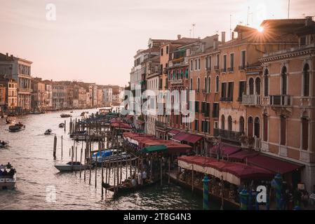 Atemberaubender Blick bei Sonnenuntergang auf den Canal Grande in Venedig, Italien mit Gondeln und historischer Architektur Stockfoto