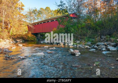 Everett Covered Bridge over Furnace Run im Herbst. Cuyahoga Valley Nationalpark. Ohio. USA Stockfoto