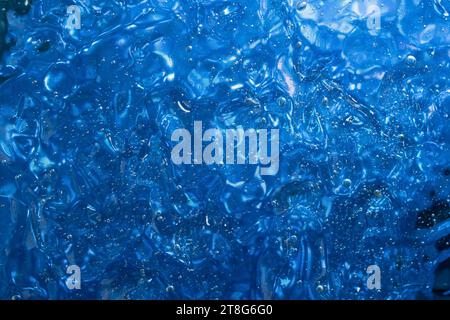 Gelstruktur auf blauem Hintergrund, Hintergrund für cosnetuc-Produkt, Weichfokus Stockfoto