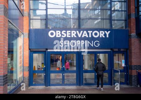 Slough, Großbritannien. November 2023. Eingang zum Observatory Shopping Centre an der Slough High Street. Die Zeitung Telegraph hat Slough in Berkshire als die hässlichste Stadt Großbritanniens eingestuft. Es wurde auf Platz eins von 1.250 Städten in England, Wales und Schottland gesetzt. Es wurde 0/10 für Ladenfronten und 2/10 für historische Architektur bewertet. Leider wurde ein großer Teil des Einkaufszentrums von Queensmere geschlossen, und die Zahl in Slough ist immer noch viel geringer als früher. Planer des Slough Borough Council haben auch riesige Blöcke mit hoher Dichte von hässlichen Wohnungen zugelassen Stockfoto