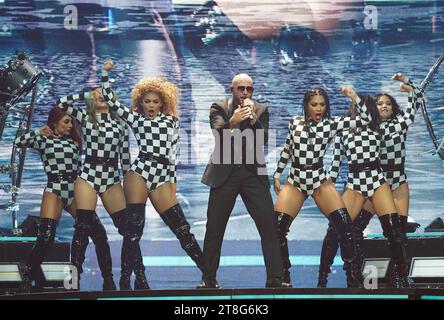 Dallas, USA. November 2023. Dallas, Texas, USA: Amerikanischer Rapper, Sänger, Songwriter, der Geschäftsmann und Schauspieler Armando Christian Pérez, auch bekannt als Pitbull, tritt am Freitag, den 17. November 2023, im American Airlines Center im Rahmen der Trilogy Tour (Ricky Martin, Enrique Iglesias und Pitbull) auf. (Foto: Javier Vicencio/Eyepix Group/SIPA USA) Credit: SIPA USA/Alamy Live News Stockfoto