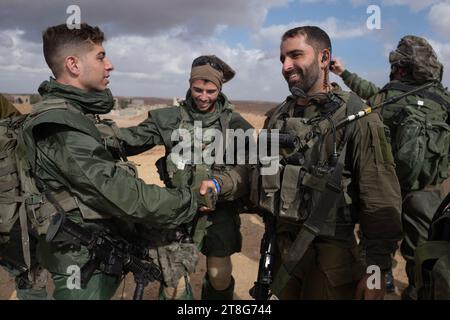 Israelische Infanterie-Soldaten der 55. Brigade von Fallschirmjägern mit leichten Waffen, während sie am 20. November 2023 in einer Feuerübung vor der Tze'elim-Basis im Süden Israels in der Nähe der Grenze zum Gazastreifen trainieren. Die Soldaten sind alle Reservetruppen der IDF und waren noch nicht im Gazastreifen. Einige der Soldaten kehrten nach dem Terroranschlag der Hamas auf südliche israelische Gemeinden am 7. Oktober 2023 sofort aus dem Ausland nach Israel zurück. Foto von Jim Hollander/UPI Credit: UPI/Alamy Live News Stockfoto