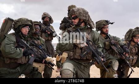 Israelische Infanterie-Soldaten der 55. Brigade von Fallschirmjägern mit leichten Waffen, während sie am 20. November 2023 in einer Feuerübung vor der Tze'elim-Basis im Süden Israels in der Nähe der Grenze zum Gazastreifen trainieren. Die Soldaten sind alle Reservetruppen der IDF und waren noch nicht im Gazastreifen. Einige der Soldaten kehrten nach dem Terroranschlag der Hamas auf südliche israelische Gemeinden am 7. Oktober 2023 sofort aus dem Ausland nach Israel zurück. Foto von Jim Hollander/UPI Credit: UPI/Alamy Live News Stockfoto