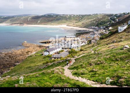 Wanderer gehen auf Englands South West Coast Path in Sennen Cove an der Atlantikküste von Cornwall. Stockfoto