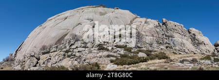 Der Yelmo Peak, eine sehr beliebte helmförmige Felsformation in La Pedriza, Nationalpark Guadarrama, Madrid, Spanien Stockfoto