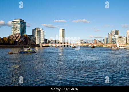 Ein Polizeistart auf der Themse in der Nähe der Vauxhall Bridge Stockfoto