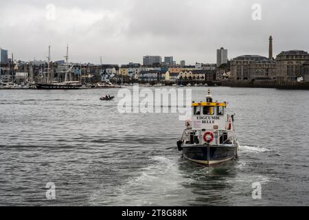 Die Edgcumbe Belle Fähre überquert die Hamoaze in der Tamar-Mündung mit dem Stadtbild Plymouth in Devon. Stockfoto