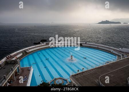 Die Menschen schwimmen im Tinner Lido am Ufer des Plymouth Sound in Devon. Stockfoto