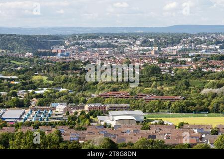 Das Stadtbild von Bristol, einschließlich Hartcliffe, Knowle West, Southville und Clifton, vom Maes Knoll Hill aus gesehen, mit der Clifton Suspension Bridge und Stockfoto