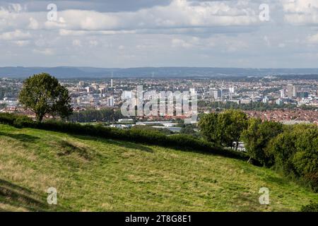 Das Stadtbild von Bristol vom Dundry Hill aus gesehen, mit den Wohnsiedlungen Knowle West und Bedminster, Hochhäusern des Stadtzentrums und Stockfoto