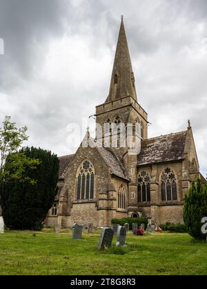 Die viktorianische gotische Pfarrkirche St. John the Baptist in Sutton Veny, Wiltshire. Stockfoto