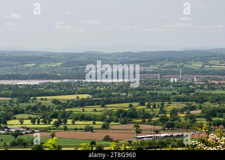 Die Mündung von Severn verläuft durch die Landschaft von Gloucestershire mit Ackerfeldern, Sharpness Docks und Lydney Town, mit den Hügeln des Forest of DEA Stockfoto